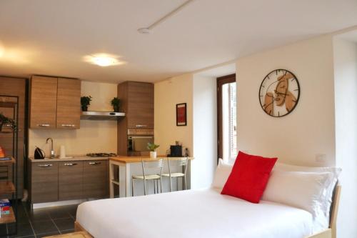 Studio Red - by MyHomeInComo, Argegno (foto 3)