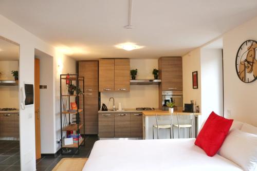 Studio Red - by MyHomeInComo, Argegno (foto 4)