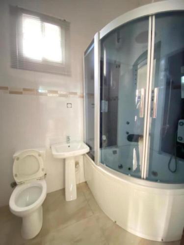 Casa de banho, Luxurious Lukes Apartment in Benin City