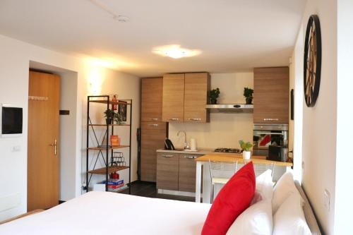 Studio Red - by MyHomeInComo, Argegno (foto 7)