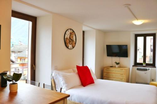 Studio Red - by MyHomeInComo, Argegno (foto 8)