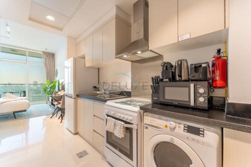 Near Golf Club High-Floor Studio with Balcony Minutes Away From Park, Damac Hills Carson B, Dubailand by Deluxe Holiday Homes, Dubaj (zdjęcie 4)