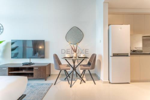 Near Golf Club High-Floor Studio with Balcony Minutes Away From Park, Damac Hills Carson B, Dubailand by Deluxe Holiday Homes, Dubaj (zdjęcie 9)
