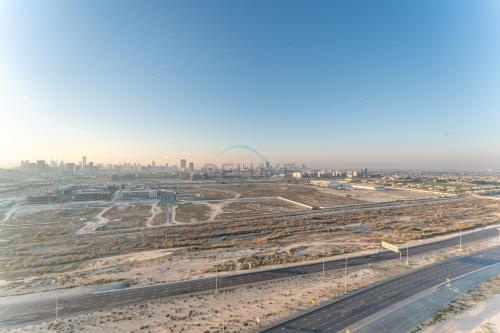 Near Golf Club High-Floor Studio with Balcony Minutes Away From Park, Damac Hills Carson B, Dubailand by Deluxe Holiday Homes, Dubaj (zdjęcie 6)