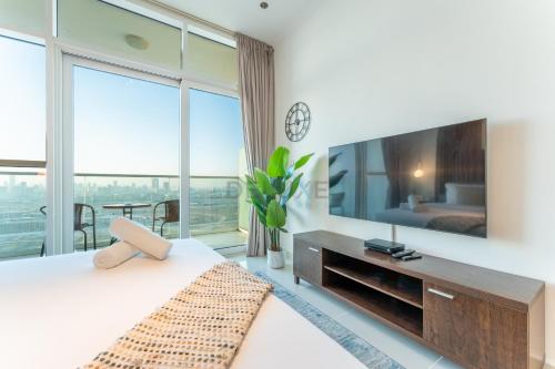 Near Golf Club High-Floor Studio with Balcony Minutes Away From Park, Damac Hills Carson B, Dubailand by Deluxe Holiday Homes, Dubaj (zdjęcie 2)