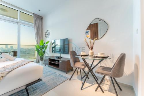Near Golf Club High-Floor Studio with Balcony Minutes Away From Park, Damac Hills Carson B, Dubailand by Deluxe Holiday Homes, Dubaj (zdjęcie 3)