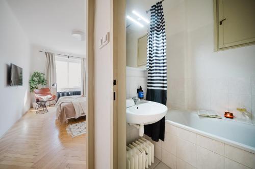 Prague Days - One-bedroom Apartment with Netflix and Workspace with iMac in New Town - image 2