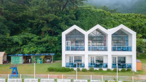 Exterior view, Tongyeong Maremio Oceanview Pension in Dosan-myeon