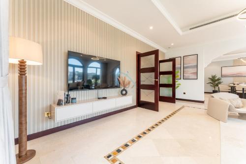 Beachfront 6BR and Assistant's Room Villa with Private Pool, Palm Villa, Palm Jumeirah by Deluxe Holiday Homes, Дубай (фото 10)