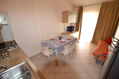 One-Bedroom Apartment image 9