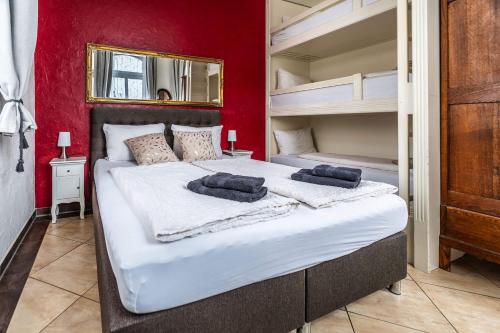 Villa Backstein mit kostenfreien Parkplätzen und 8 E - Ladestationen in Schwerin, Deutschland
