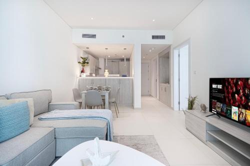 Seven Palm Jumeirah 1 Bdr Flat Only Stays - image 10