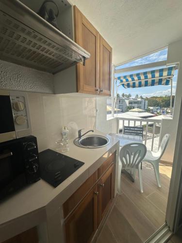 Charmant studio à la marina, 3min à pieds de la plage!