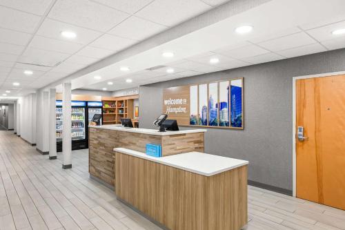 Hampton Inn & Suites Charlotte-Airport - image 11