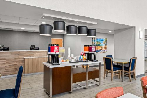 Hampton Inn & Suites Charlotte-Airport - image 11