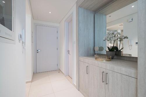 Seven Palm Jumeirah 1 Bdr Flat Only Stays - image 8