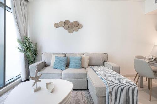 Seven Palm Jumeirah 1 Bdr Flat Only Stays - image 12