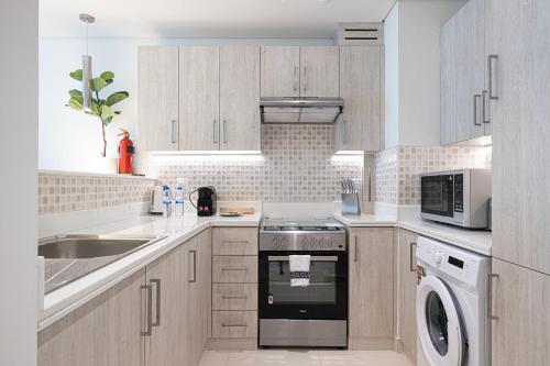 Seven Palm Jumeirah 1 Bdr Flat Only Stays - image 6