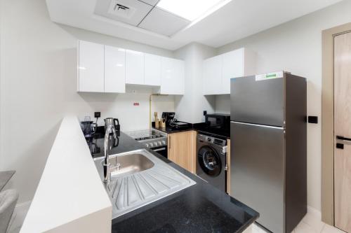 Chic 1 BR with Port Views near Jebel Ali Free Zone JAFZA