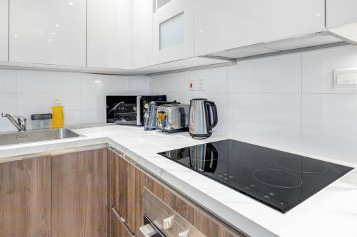 Prime JBR Location a Trendy 2BHK and 3 Mins to Tram, Dubai (Foto 10)