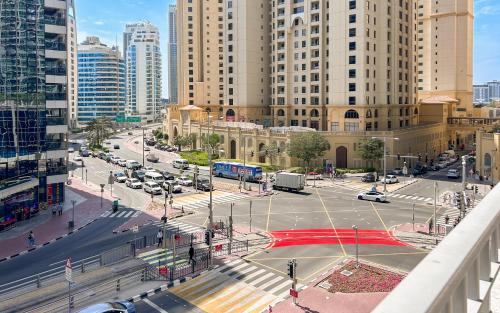 Prime JBR Location a Trendy 2BHK and 3 Mins to Tram, Dubai (Foto 3)