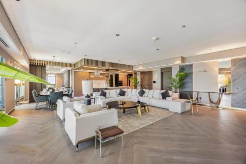 Daniels 3BR at Princess Tower With Full Palm Jumeirah View, Дубай