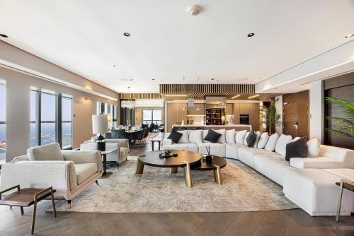 Daniels 3BR at Princess Tower With Full Palm Jumeirah View, Dubai (foto 4)