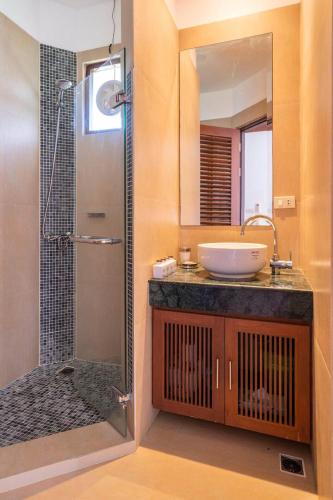 Villa Melitta, Pool, Beach, 360-SeaViews, 6-bed Thai Luxury on Best Location in Samui - 샤워실