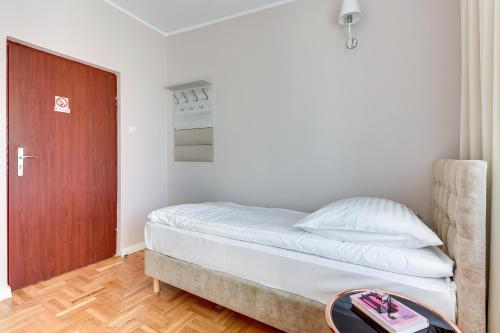Twin Room with Shower image 3