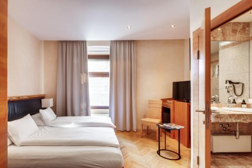 Standard Double Room image 8