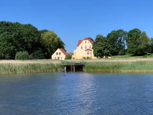 Gutshaus Grubnow Ferienwohnung 4 mit Hund am Wasser Sauna und WLAN incl. in Grubnow, Deutschland