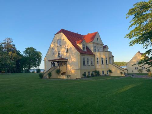 Ferienwohnung-5-am-Wasser-Gut-Grubnow-Ruegen-WLAN-und-Sauna in Neuenkirchen (Vorpommern-Rugen)