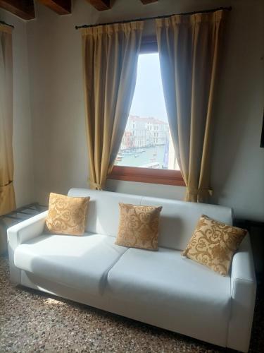 Locanda Ai Santi Apostoli Room Type - Deluxe Double Room with Grand Canal View Locanda Ai Santi Apostoli Room Type - Deluxe Double Room with Grand Canal View