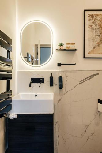 Cosy and modern duplex in the heart of Earls Court - image 9
