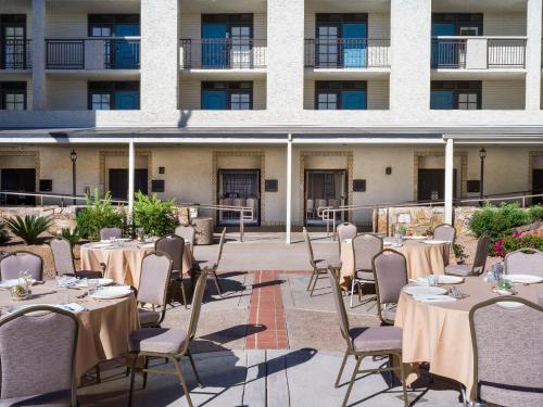 Embassy Suites by Hilton Scottsdale Resort - image 9