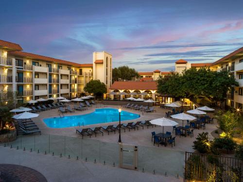 Embassy Suites by Hilton Scottsdale Resort - Accommodation - Scottsdale