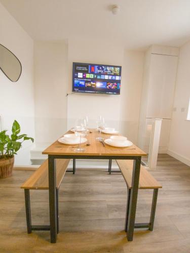 Super Convenient Keyless Entry Two Bedroom Loft by Property Promise in Splott