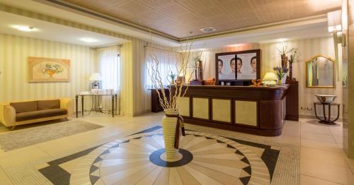 Фойє, Mercure Petriolo Siena Terme Spa Hotel in Монтічіано