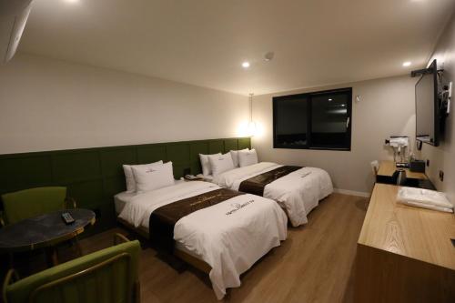 1 queen bed, 1 double bed