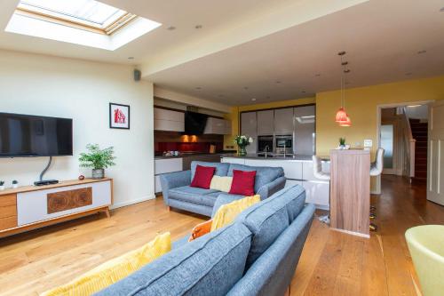 Bath City Haven with Free Parking, Бат