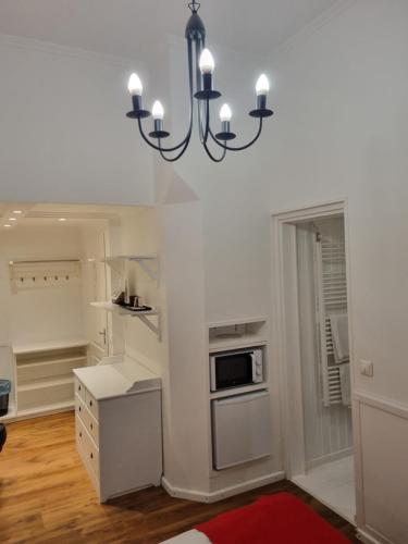 Single Room with Bathroom image 5