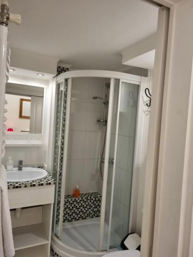 Single Room with Bathroom image 3