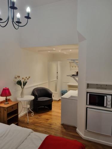 Single Room with Bathroom image 2