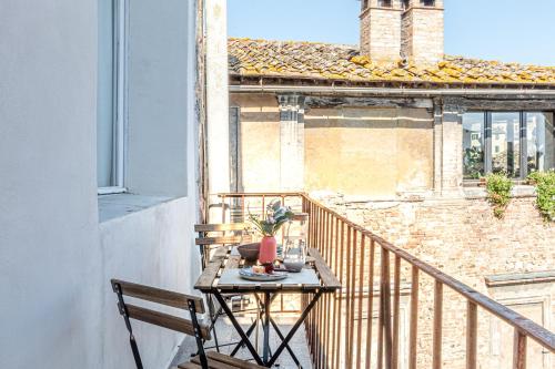 Rose - Appartamento in centro storico con balcone con vista