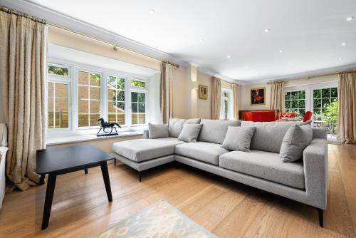 sala de TV, Ascot Spacious 4 Bedroom Home with Driveway in Ascot