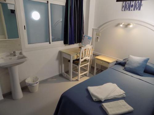 Single Room with Shared Bathroom image 10