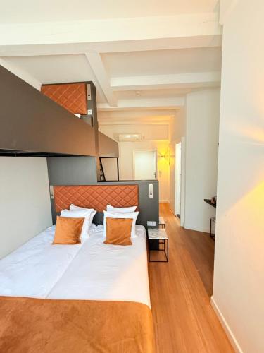 Avenue Hotel - image 14