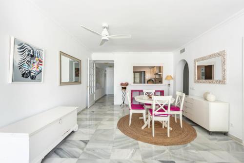 ห้องส่วนกลางสำหรับนั่งเล่น/ดูทีวี, Alcazaba Beach Apartment in หาดอัลกาซาบา