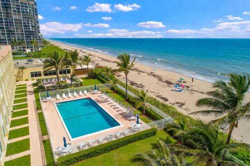 Hutchinson Island BeachFront Heated Pool Balcony Top Floor in Hutchinson Island (FL)