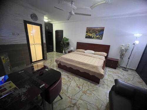 NESTA BARRON -Home Away from Home in มาดินา